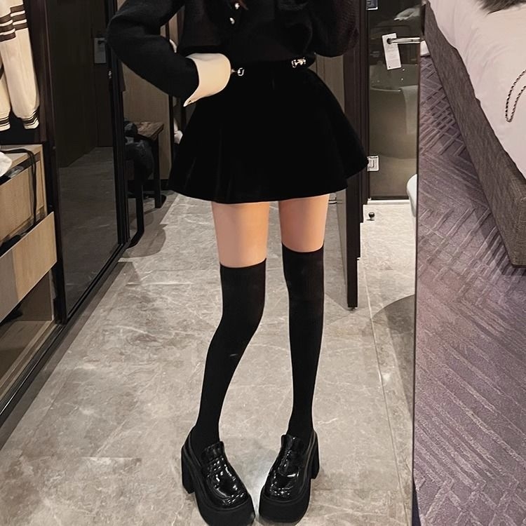 Kojinės virš kelio moterims, poliesterio–medvilnės audinys, 70–80% poliesteris, virš kelio ilgio, dvigubo mezgimo audinys