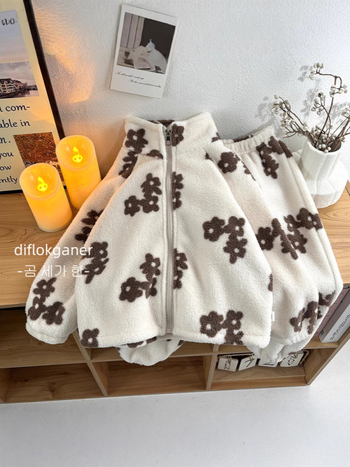 Vaikų dviejų dalių dvipusis fleece namų drabužių komplektas, šiltas, unisex, apvalia kakleliu, ilgais rankovėmis, gyvūnų ir karikatūrų raštas, 100% poliesteris.