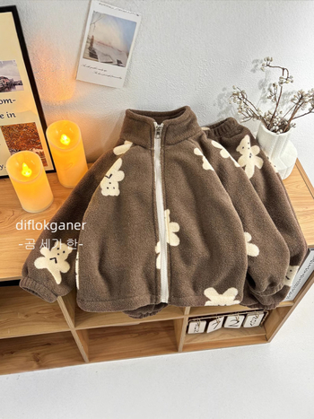 Vaikų dviejų dalių dvipusis fleece namų drabužių komplektas, šiltas, unisex, apvalia kakleliu, ilgais rankovėmis, gyvūnų ir karikatūrų raštas, 100% poliesteris.