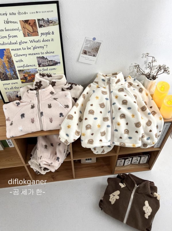 Vaikų dviejų dalių dvipusis fleece namų drabužių komplektas, šiltas, unisex, apvalia kakleliu, ilgais rankovėmis, gyvūnų ir karikatūrų raštas, 100% poliesteris.