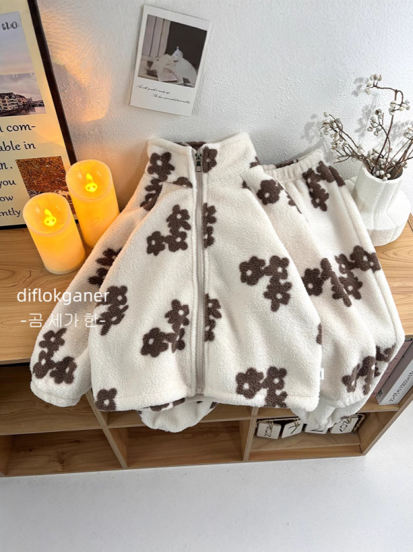 Vaikų dviejų dalių dvipusis fleece namų drabužių komplektas, šiltas, unisex, apvalia kakleliu, ilgais rankovėmis, gyvūnų ir karikatūrų raštas, 100% poliesteris.