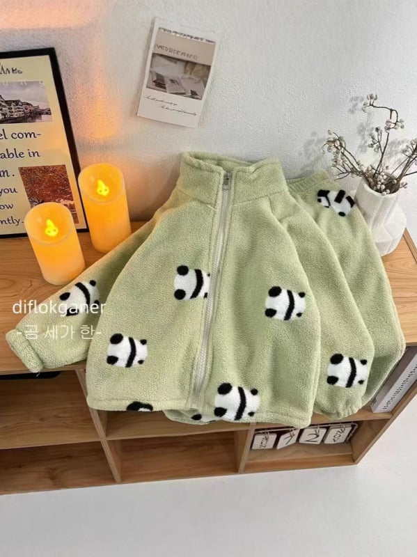 Vaikų dviejų dalių dvipusis fleece namų drabužių komplektas, šiltas, unisex, apvalia kakleliu, ilgais rankovėmis, gyvūnų ir karikatūrų raštas, 100% poliesteris.