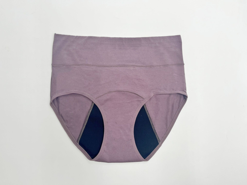 Menstruacijoms skirtos apatiniai su aukštu liemeniu, vientisos spalvos; pagrindinė medžiaga: medvilnės mišinys 95% medvilnė; tarpvagialinė danga 95% medvilnė