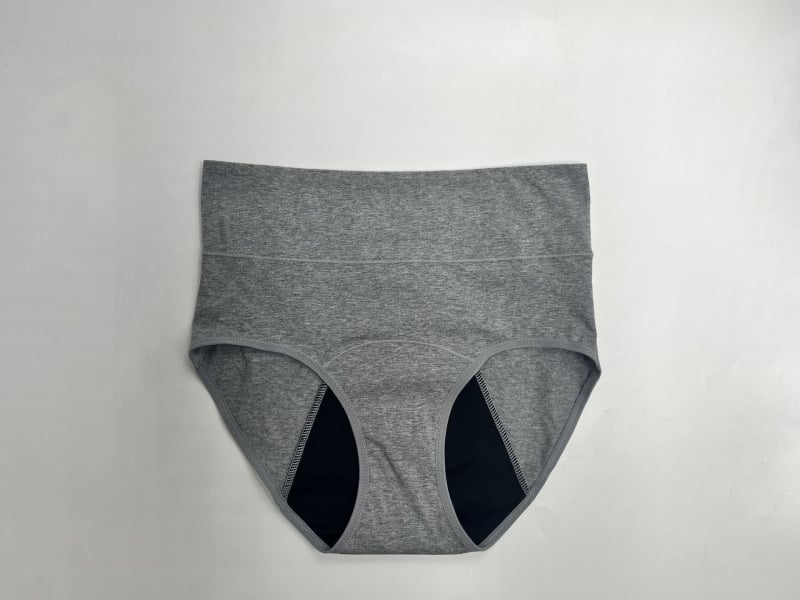 Menstruacijoms skirtos apatiniai su aukštu liemeniu, vientisos spalvos; pagrindinė medžiaga: medvilnės mišinys 95% medvilnė; tarpvagialinė danga 95% medvilnė