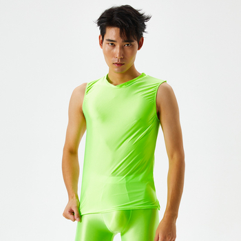 Vyrinė nailono sportinė liemenė su plačiomis pečiais, apvalus kaklas, plonas audinys 121–140 g/m2, 70–80% nailono