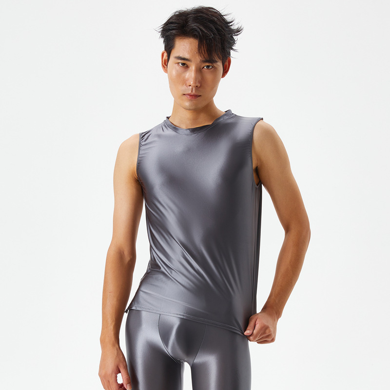 Vyrinė nailono sportinė liemenė su plačiomis pečiais, apvalus kaklas, plonas audinys 121–140 g/m2, 70–80% nailono