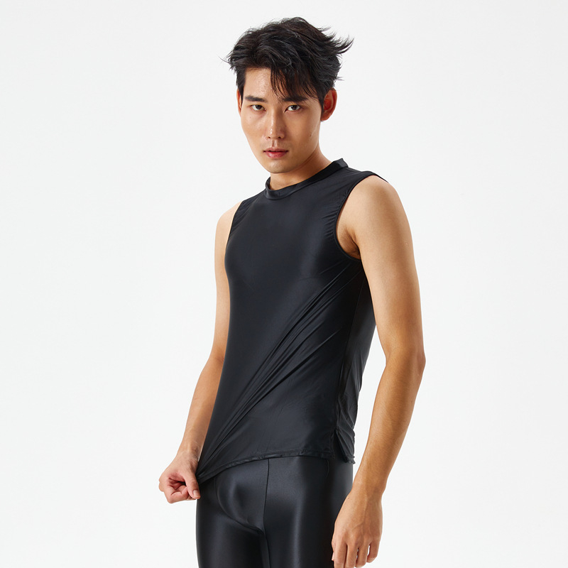 Vyrinė nailono sportinė liemenė su plačiomis pečiais, apvalus kaklas, plonas audinys 121–140 g/m2, 70–80% nailono