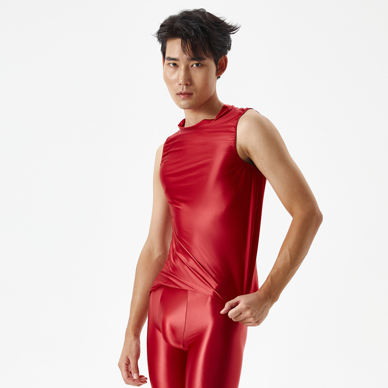 Vyrinė nailono sportinė liemenė su plačiomis pečiais, apvalus kaklas, plonas audinys 121–140 g/m2, 70–80% nailono