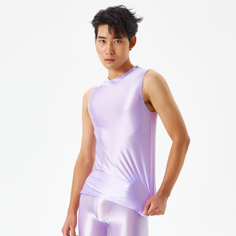 Vyrinė nailono sportinė liemenė su plačiomis pečiais, apvalus kaklas, plonas audinys 121–140 g/m2, 70–80% nailono