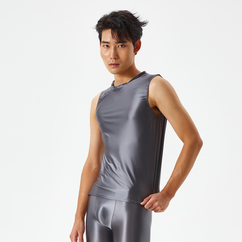 Vyrinė nailono sportinė liemenė su plačiomis pečiais, apvalus kaklas, plonas audinys 121–140 g/m2, 70–80% nailono