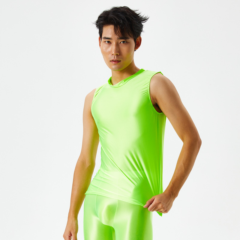 Vyrinė nailono sportinė liemenė su plačiomis pečiais, apvalus kaklas, plonas audinys 121–140 g/m2, 70–80% nailono