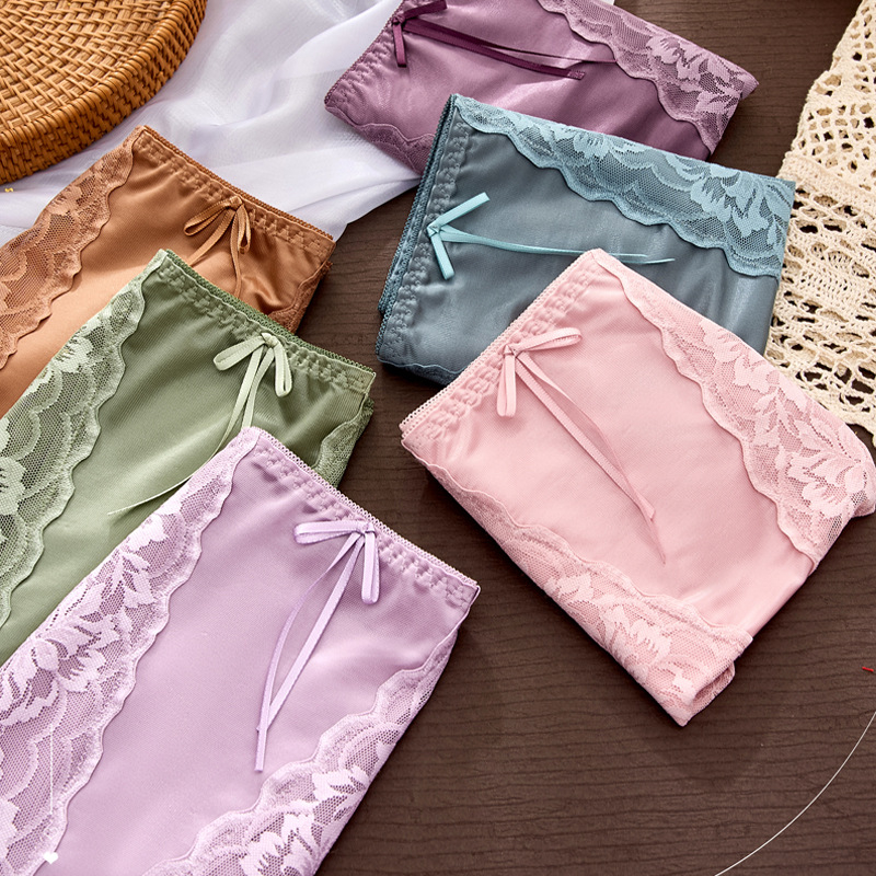 Plus dydžio moterų kelnaitės su nėrinių ir tinklo raštu, aukštu juosmeniu; medžiaga: nailonas; įdėklas: modal; 31-40D siūlų skaičius; plokščias pynimas