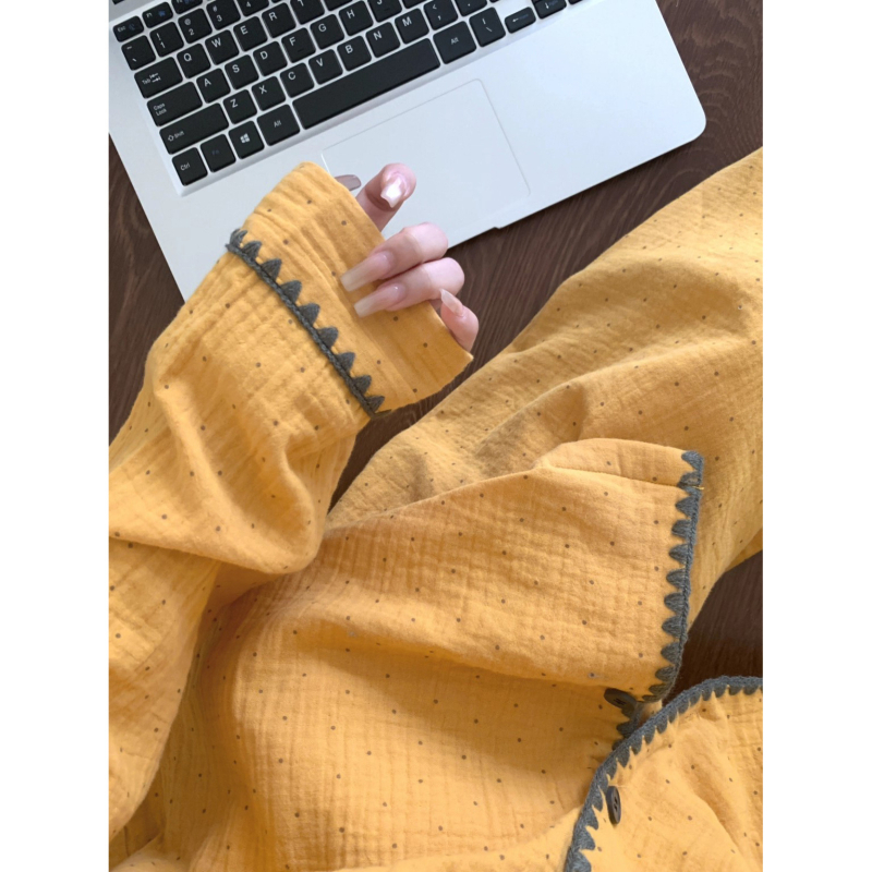 Ženski pidžama set s točkasti uzorom — cloud pamuk, dugi rukavi, ovratnik s reverom, kardigan stil, lagan i prozračan, pogodan za kućnu i vanjsku upotrebu