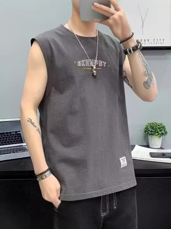 Fiataloknak szóló laza szabású ujjatlan sportmellény betűk nyomtatásával, poliészter, nyár 2024