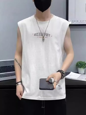 Fiataloknak szóló laza szabású ujjatlan sportmellény betűk nyomtatásával, poliészter, nyár 2024