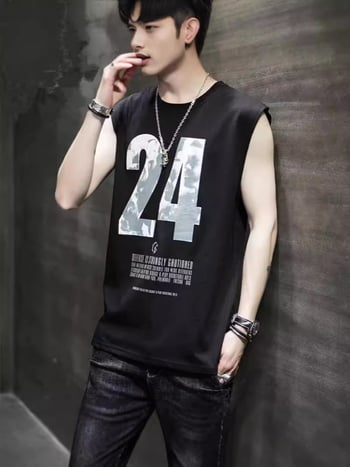 Fiataloknak szóló laza szabású ujjatlan sportmellény betűk nyomtatásával, poliészter, nyár 2024