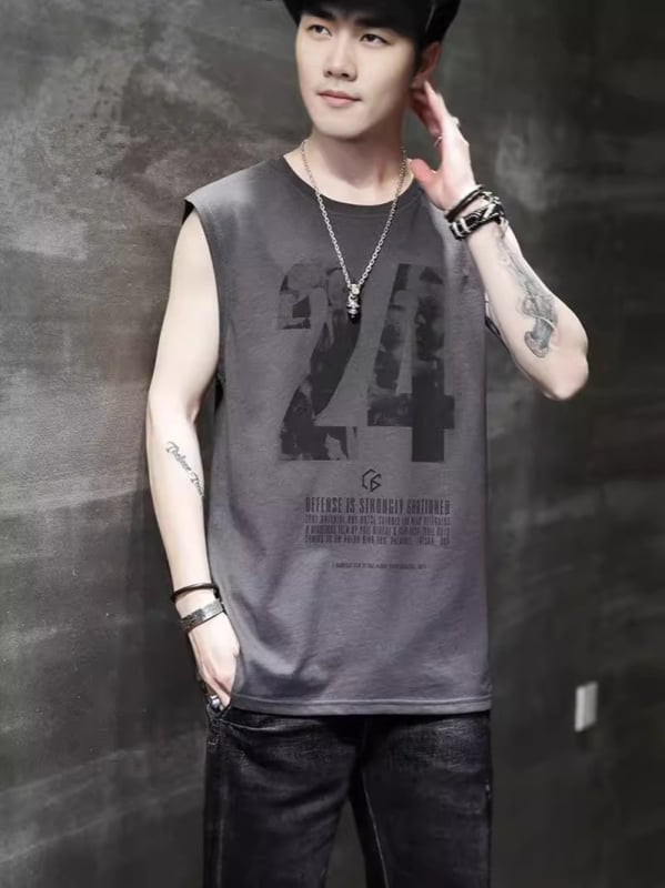 Fiataloknak szóló laza szabású ujjatlan sportmellény betűk nyomtatásával, poliészter, nyár 2024