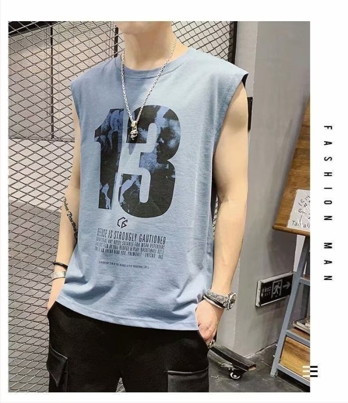 Fiataloknak szóló laza szabású ujjatlan sportmellény betűk nyomtatásával, poliészter, nyár 2024