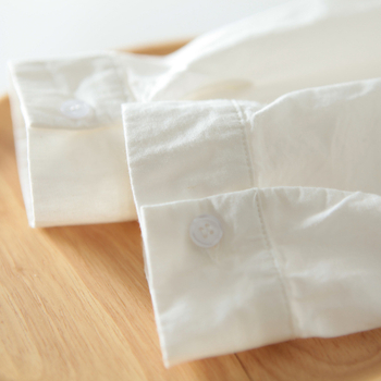 Marškiniai iš 95% medvilnės, ilgos rankovės, polo apykaklė, siauras kirpimas, mygtukų eilėje