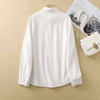 Medvilniniai marškiniai, vienos spalvos, apykaklė su reveriu, ilgos rankovės, sagų eilė, literatūrinis retro stilius, žiemos kolekcija 2025