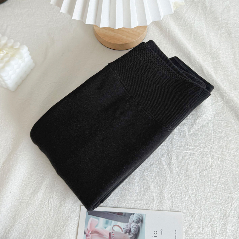 Pamut alapú harisnyanadrág zoknival, 30–50% pamut tartalom, vast szövés, fenékemelés és lábformázás, egyszínű dizájn