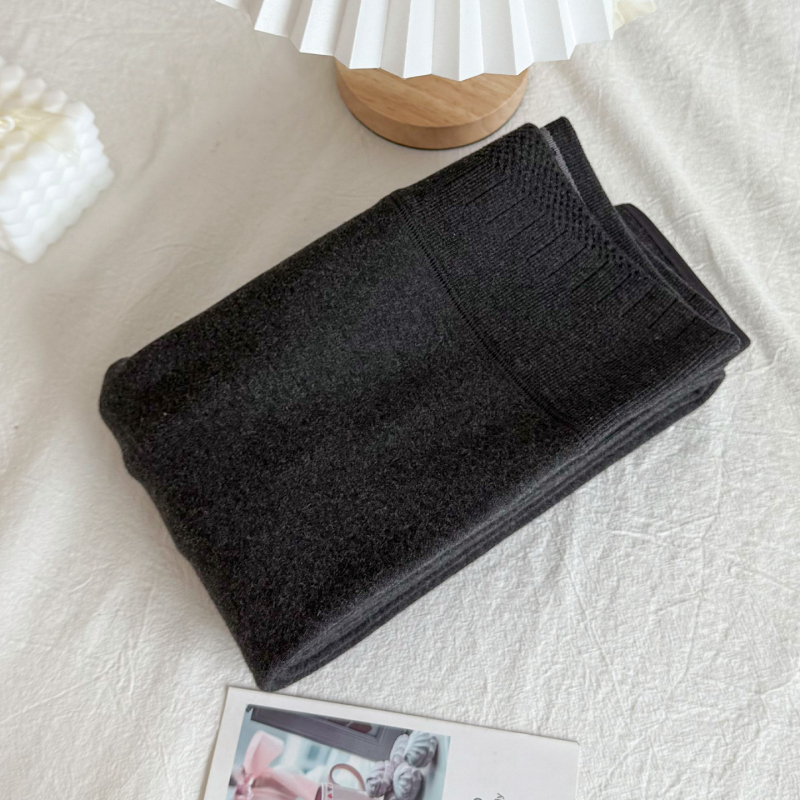 Pamut alapú harisnyanadrág zoknival, 30–50% pamut tartalom, vast szövés, fenékemelés és lábformázás, egyszínű dizájn