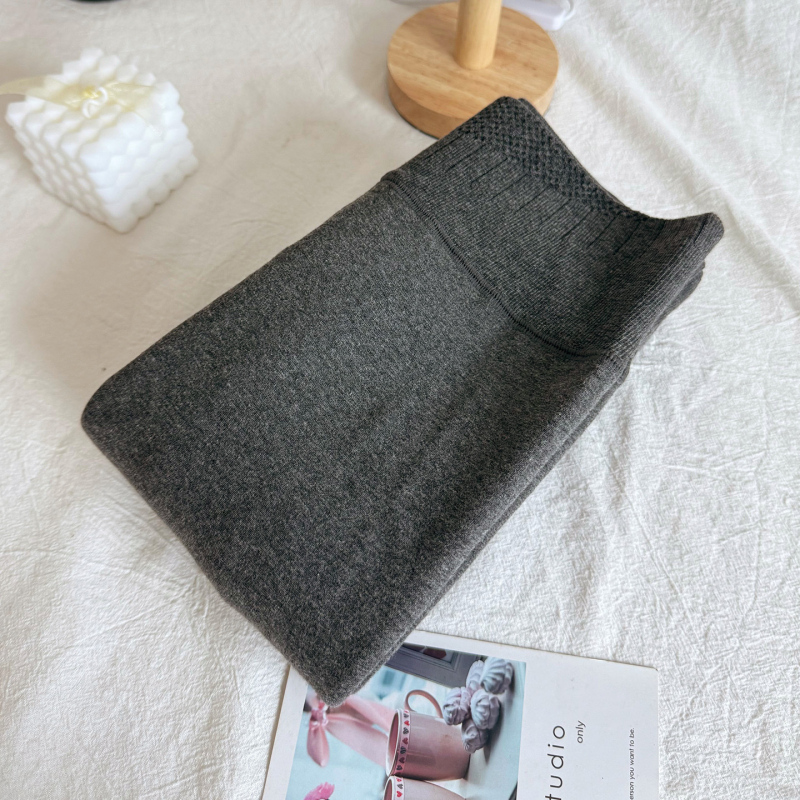 Pamut alapú harisnyanadrág zoknival, 30–50% pamut tartalom, vast szövés, fenékemelés és lábformázás, egyszínű dizájn