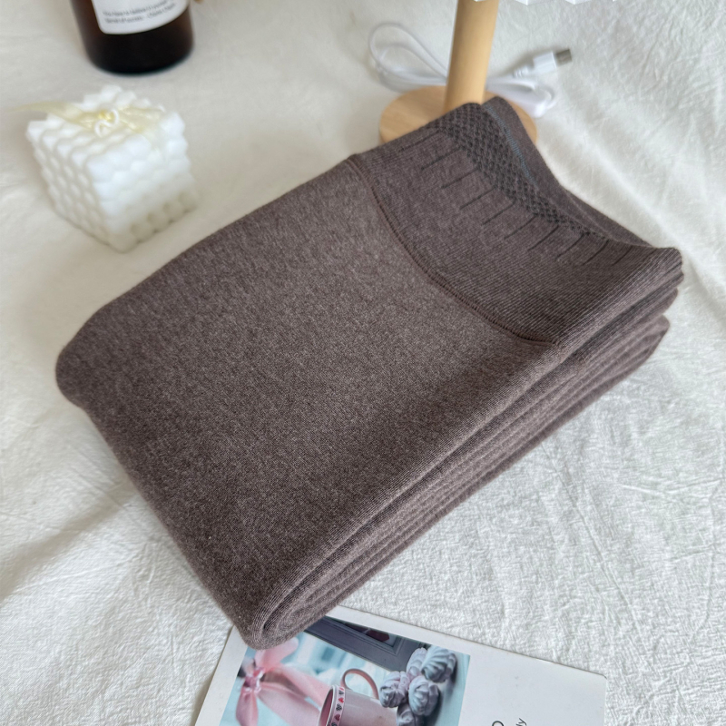 Pamut alapú harisnyanadrág zoknival, 30–50% pamut tartalom, vast szövés, fenékemelés és lábformázás, egyszínű dizájn