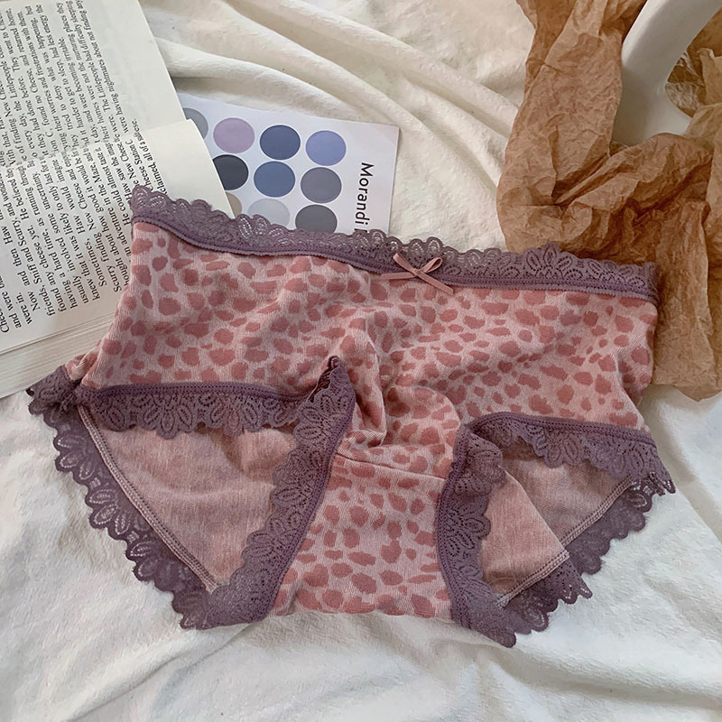 Moteriški kelnaitės su nėrinių kraštu, leopardo raštu ir drugelio motyvu, džakardinė medvilnė audinys, 100% medvilnė, vidutinio juosmens