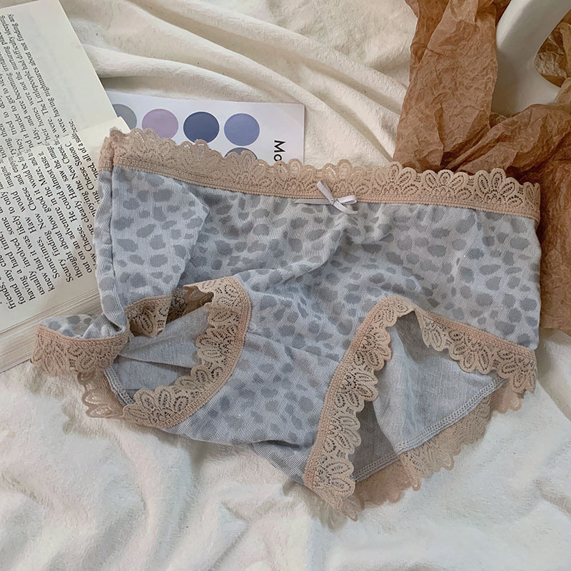 Moteriški kelnaitės su nėrinių kraštu, leopardo raštu ir drugelio motyvu, džakardinė medvilnė audinys, 100% medvilnė, vidutinio juosmens