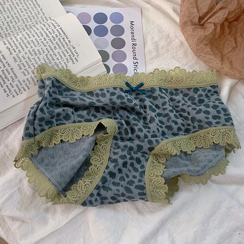 Moteriški kelnaitės su nėrinių kraštu, leopardo raštu ir drugelio motyvu, džakardinė medvilnė audinys, 100% medvilnė, vidutinio juosmens