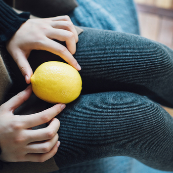 Pamut harisnyanadrág csíkos vagy egyszínű mintával, vastított kivitelben, formázó hatással és kopásálló, lábfejes kialakítással, pamut tartalom 50–70%