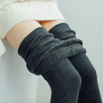 Pamut harisnyanadrág csíkos vagy egyszínű mintával, vastított kivitelben, formázó hatással és kopásálló, lábfejes kialakítással, pamut tartalom 50–70%