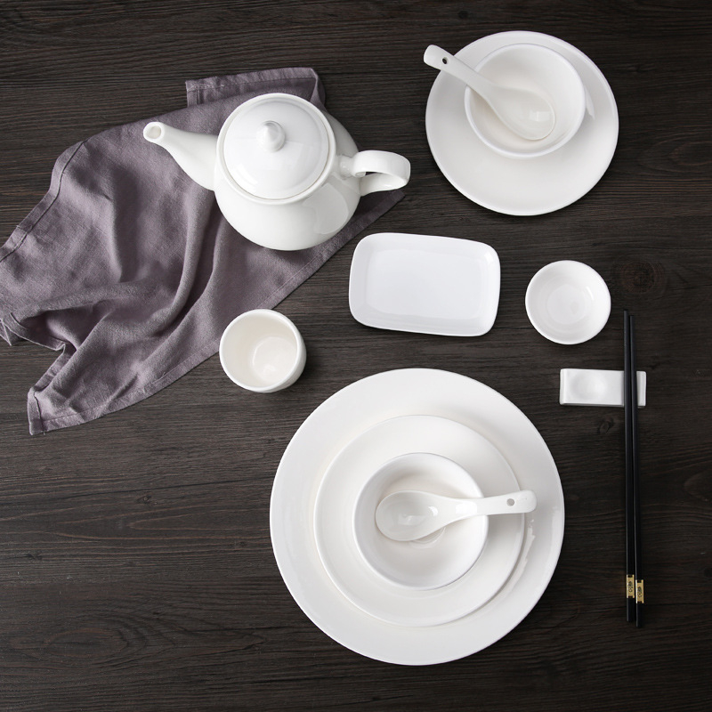 Porcelanski hotelski servis – plosnati tanjuri, okrugli, jednostavan uzorak, moderni minimalistički stil, 3-4 komada