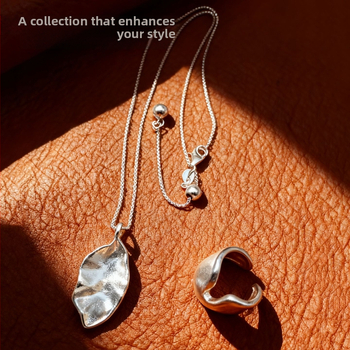 925 sidabro lapo formos pakabukas, lavos tekstūra, geometrijos grandinė, reguliuojamas ilgis 41–50 cm, push-pull mechanizmas