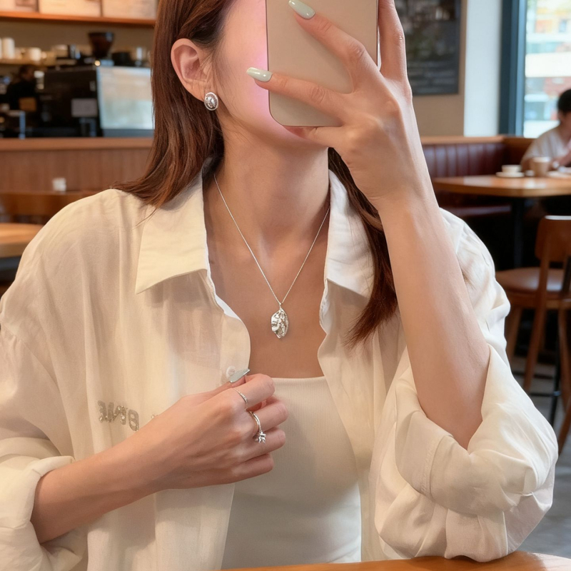 925 sidabro lapo formos pakabukas, lavos tekstūra, geometrijos grandinė, reguliuojamas ilgis 41–50 cm, push-pull mechanizmas