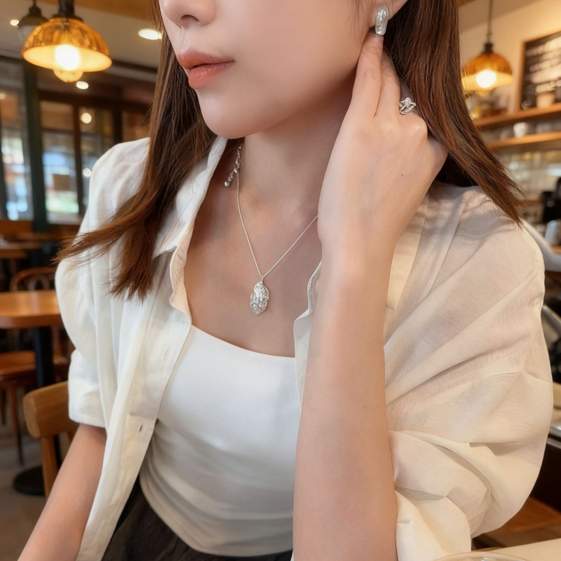 925 sidabro lapo formos pakabukas, lavos tekstūra, geometrijos grandinė, reguliuojamas ilgis 41–50 cm, push-pull mechanizmas