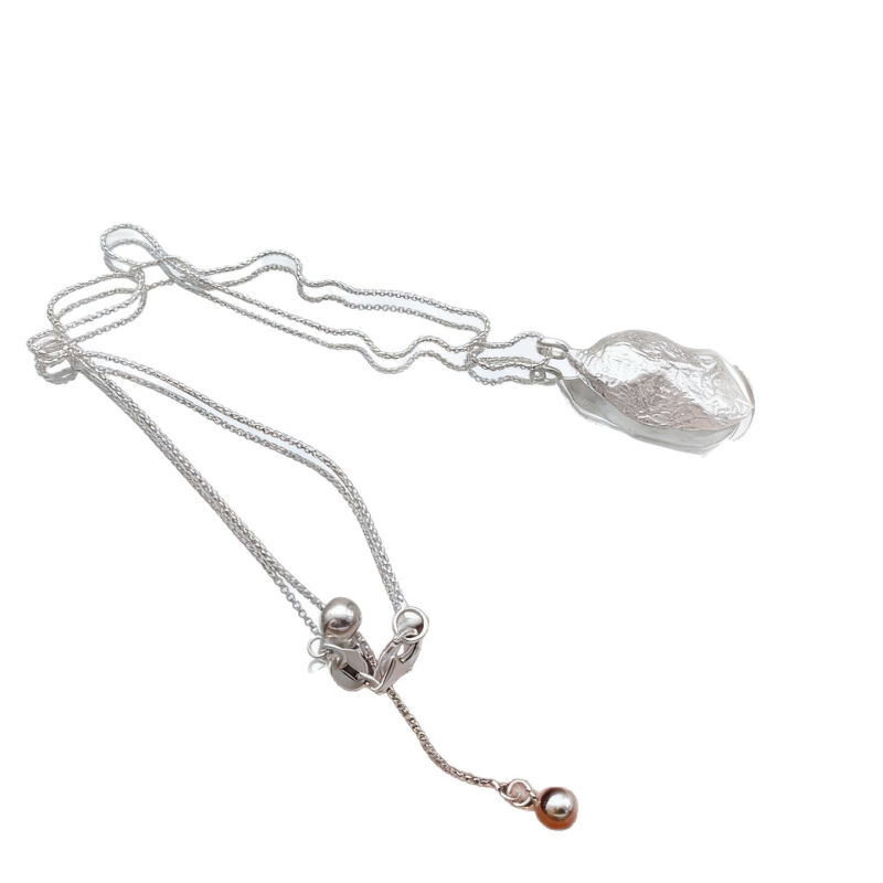 925 sidabro lapo formos pakabukas, lavos tekstūra, geometrijos grandinė, reguliuojamas ilgis 41–50 cm, push-pull mechanizmas