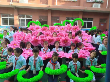 Танцов реквизит: ръчно държано пионово цвете за детски танцови изпълнения (Готови на склад; За деца; Есен 2025 релийз)