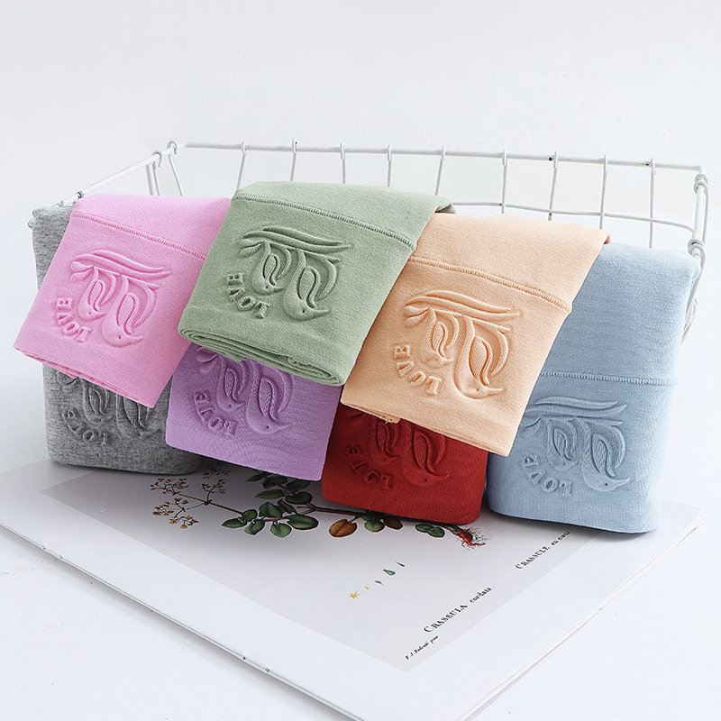 Moteriškos medvilninės apatininės kelnaitės, antibakterinės ir kvėpuojančios, vidutinės talijos, vienspalvis raštas, pagrindinis audinys 95% medvilnė, tarpkojo pamušalas 100% medvilnė