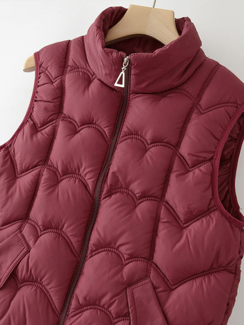 Moteriška žieminė liemenė su pūkų-pam izoliacija, pagrindinis audinys poliester (>95%), ilgis 50–65 cm, be apykaklės, lyginimo nereikalauja, kasdienis elegantiškas stilius