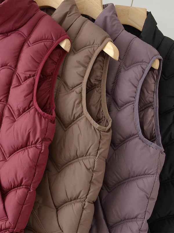 Moteriška žieminė liemenė su pūkų-pam izoliacija, pagrindinis audinys poliester (>95%), ilgis 50–65 cm, be apykaklės, lyginimo nereikalauja, kasdienis elegantiškas stilius