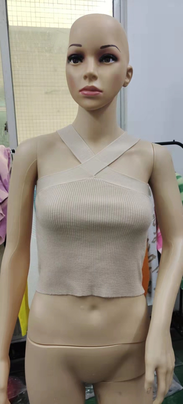Pleteni top s halterom i otvorenim leđima, uski kroj, tube top stil