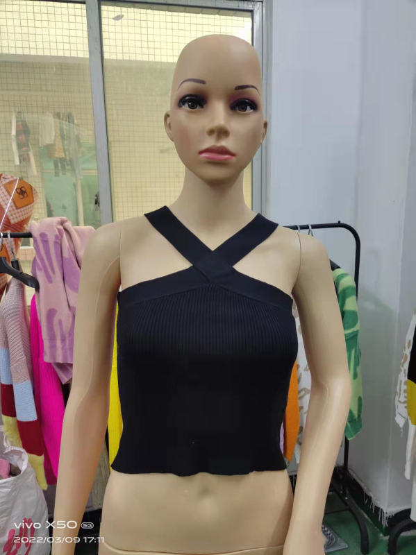 Pleteni top s halterom i otvorenim leđima, uski kroj, tube top stil