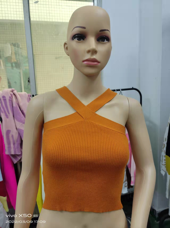 Pleteni top s halterom i otvorenim leđima, uski kroj, tube top stil