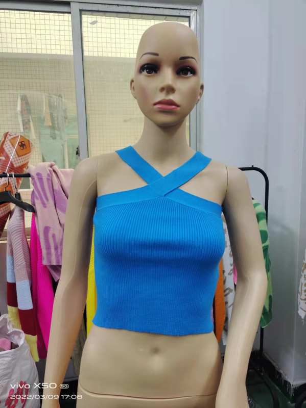 Pleteni top s halterom i otvorenim leđima, uski kroj, tube top stil