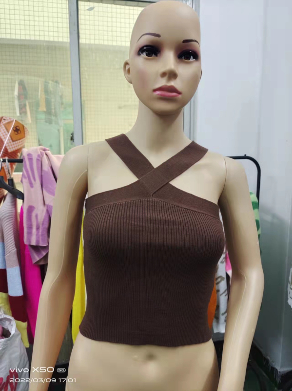 Pleteni top s halterom i otvorenim leđima, uski kroj, tube top stil