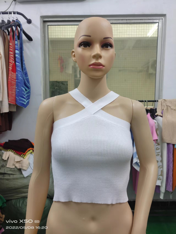 Pleteni top s halterom i otvorenim leđima, uski kroj, tube top stil