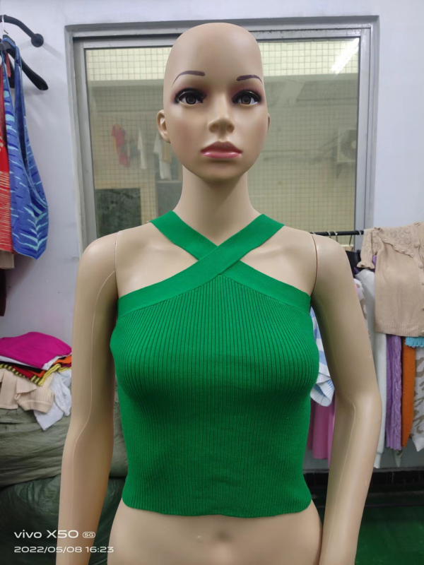 Pleteni top s halterom i otvorenim leđima, uski kroj, tube top stil