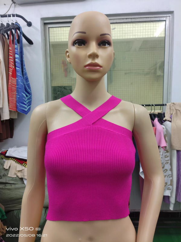 Pleteni top s halterom i otvorenim leđima, uski kroj, tube top stil
